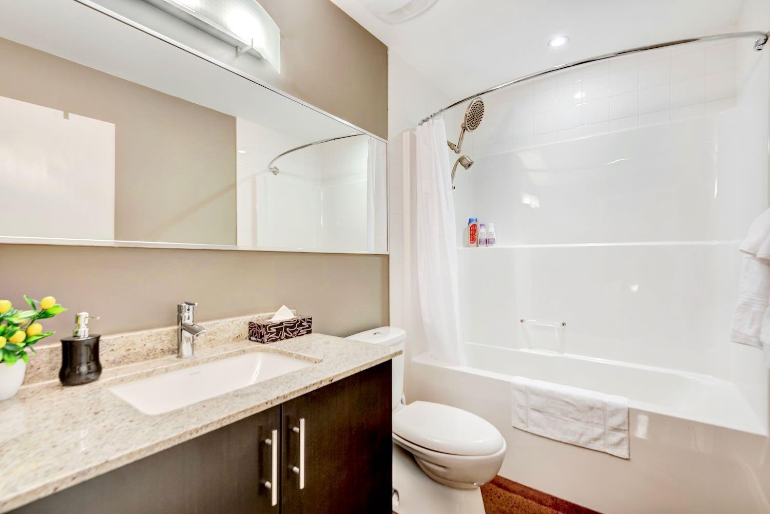 Modern 2Br Condo - King Bed - Downtown City Views YYC Eksteriør bilde